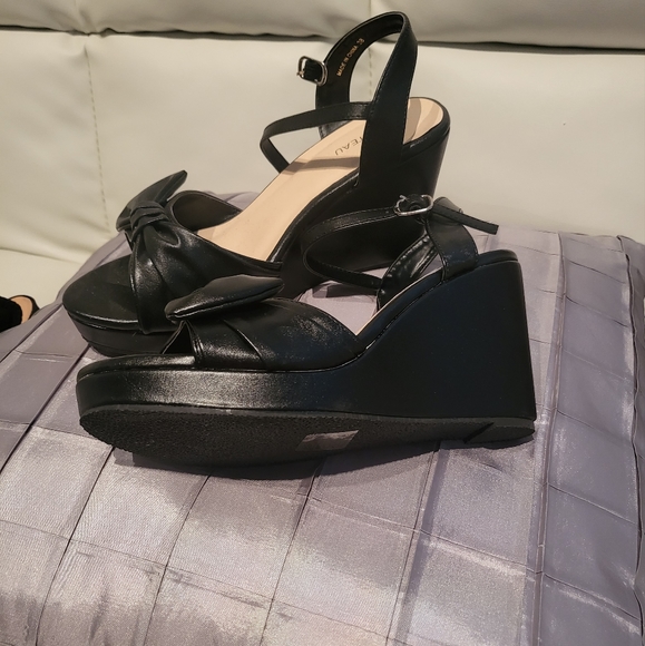 Brand New Le Chateau Bow Wedge Heel. SZ 38 - Picture 2 of 4